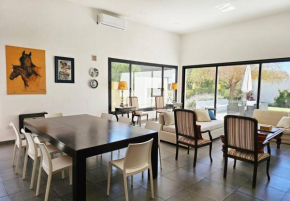 Moderna casa en Chacras de Coria con pileta